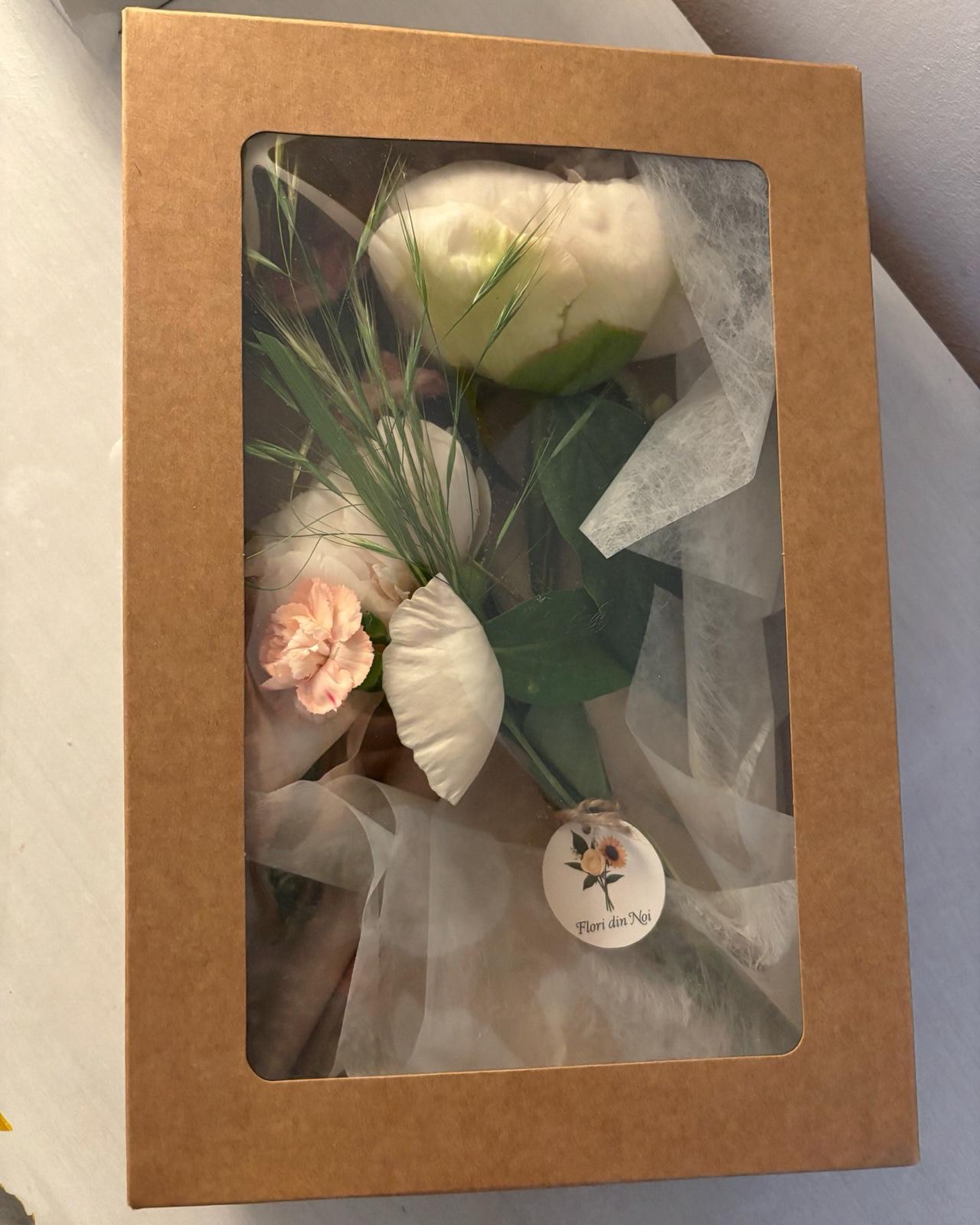 Cutie cadou kraft închisă cu fereastră transparentă, buchet de bujori vizibil înăuntru, cadou floral gata de livrat Flori din Noi