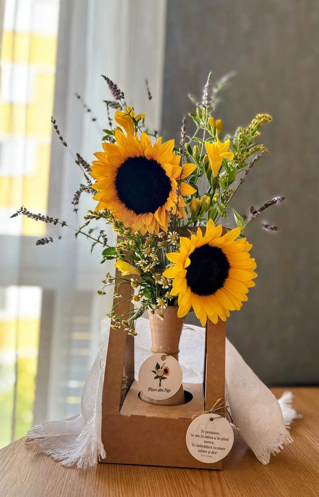 Buchet Poem cu floarea-soarelui și mesaj poetic în suport kraft natural