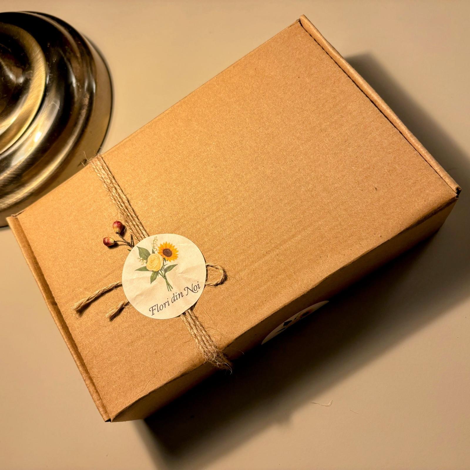 Cutie kraft pentru cadou floral cu design minimalist