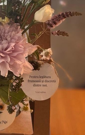 Detaliu mantra Buchet Poem cu flori pastel și mesaj delicat Flori din Noi