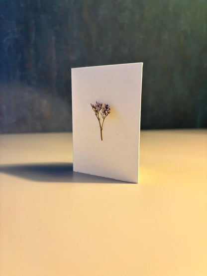 Felicitare cu flori naturale presate și design minimalist Flori din Noi
