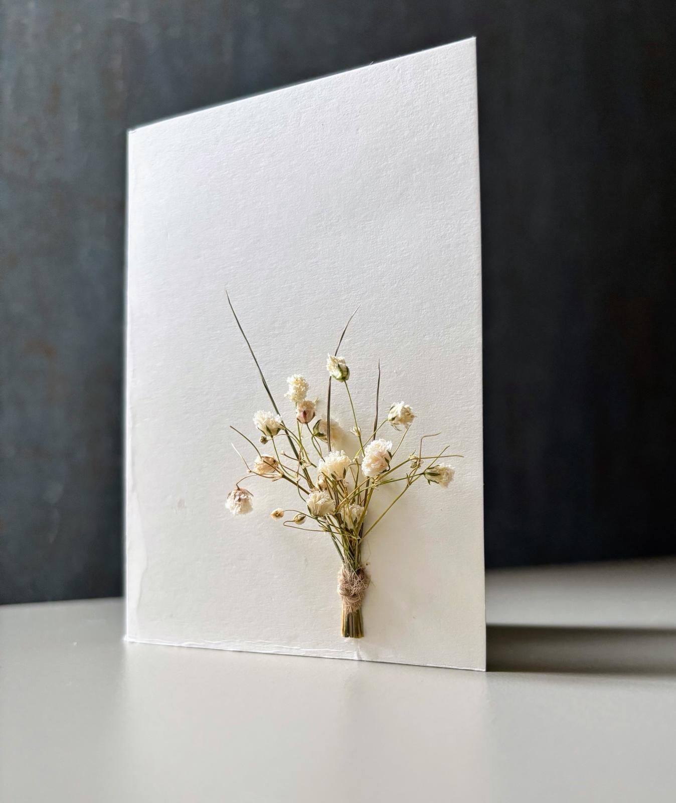 Felicitare elegantă cu mic buchet floral aplicat manual