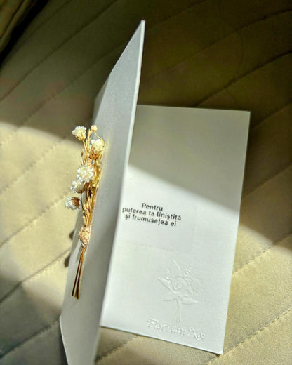 Felicitare delicata cu mic buchet floral aplicat manual si cu mesaj