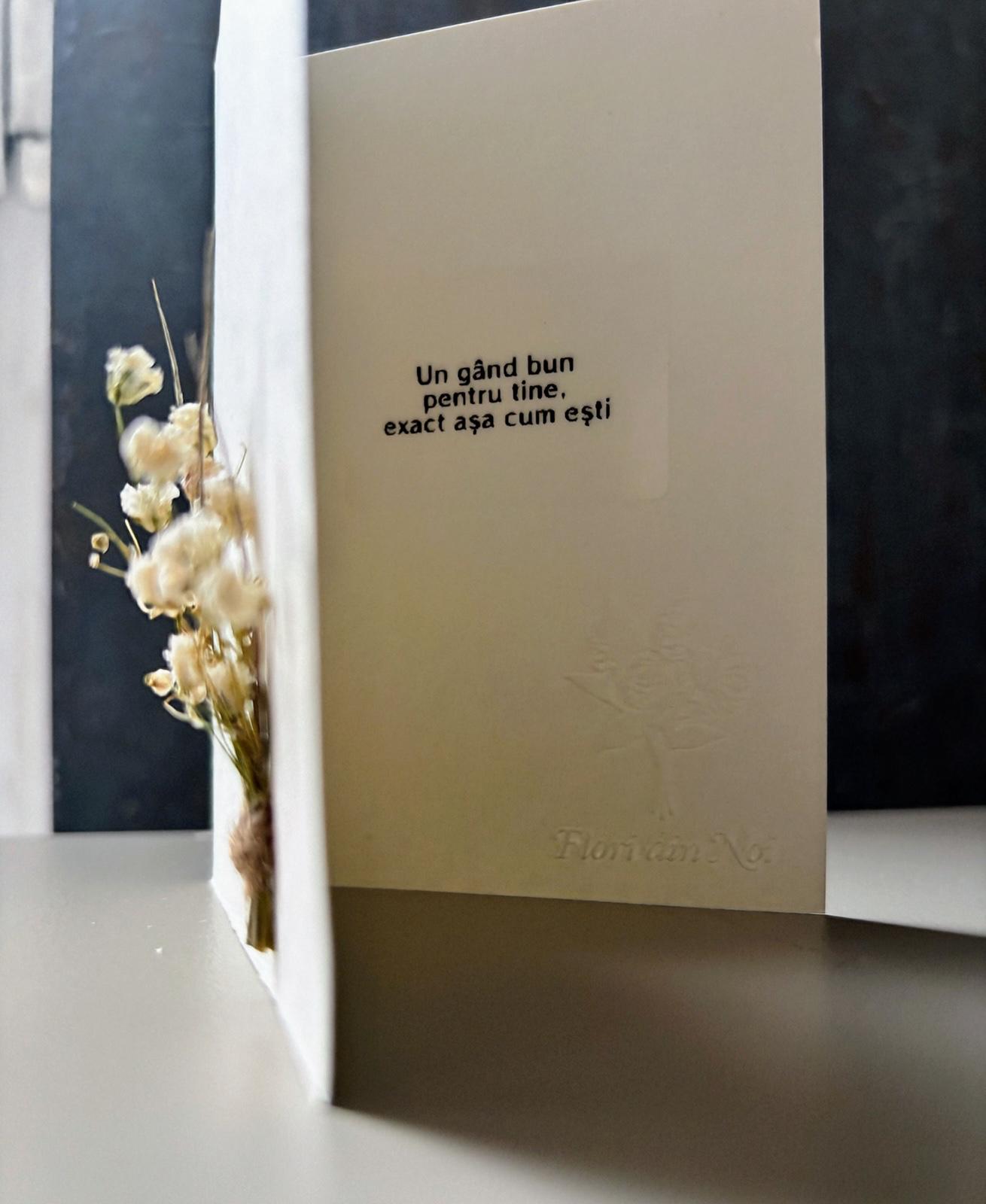 Carte poștală artizanală decorată cu flori uscate delicate