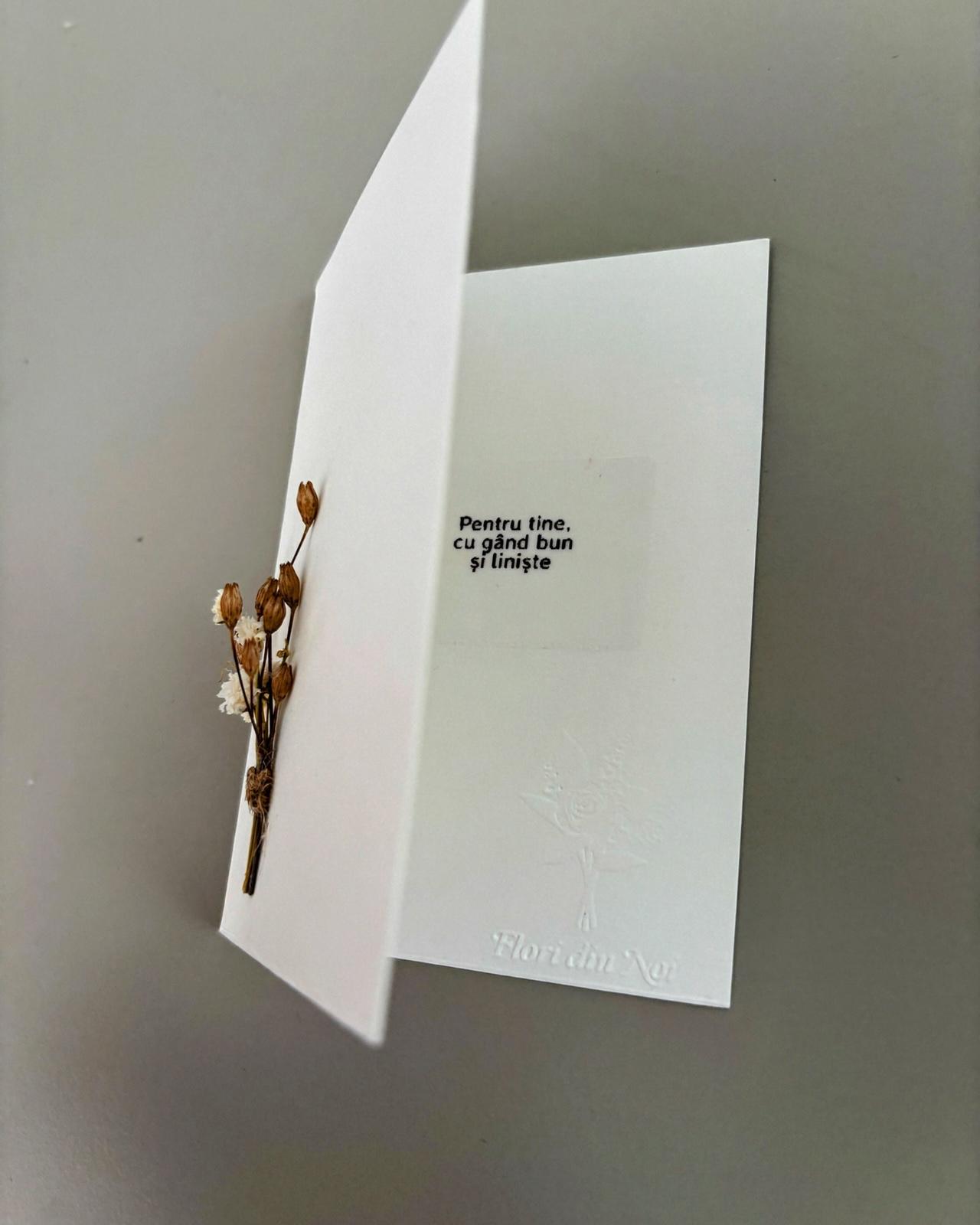 Felicitare delicata cu mic buchet floral aplicat manual