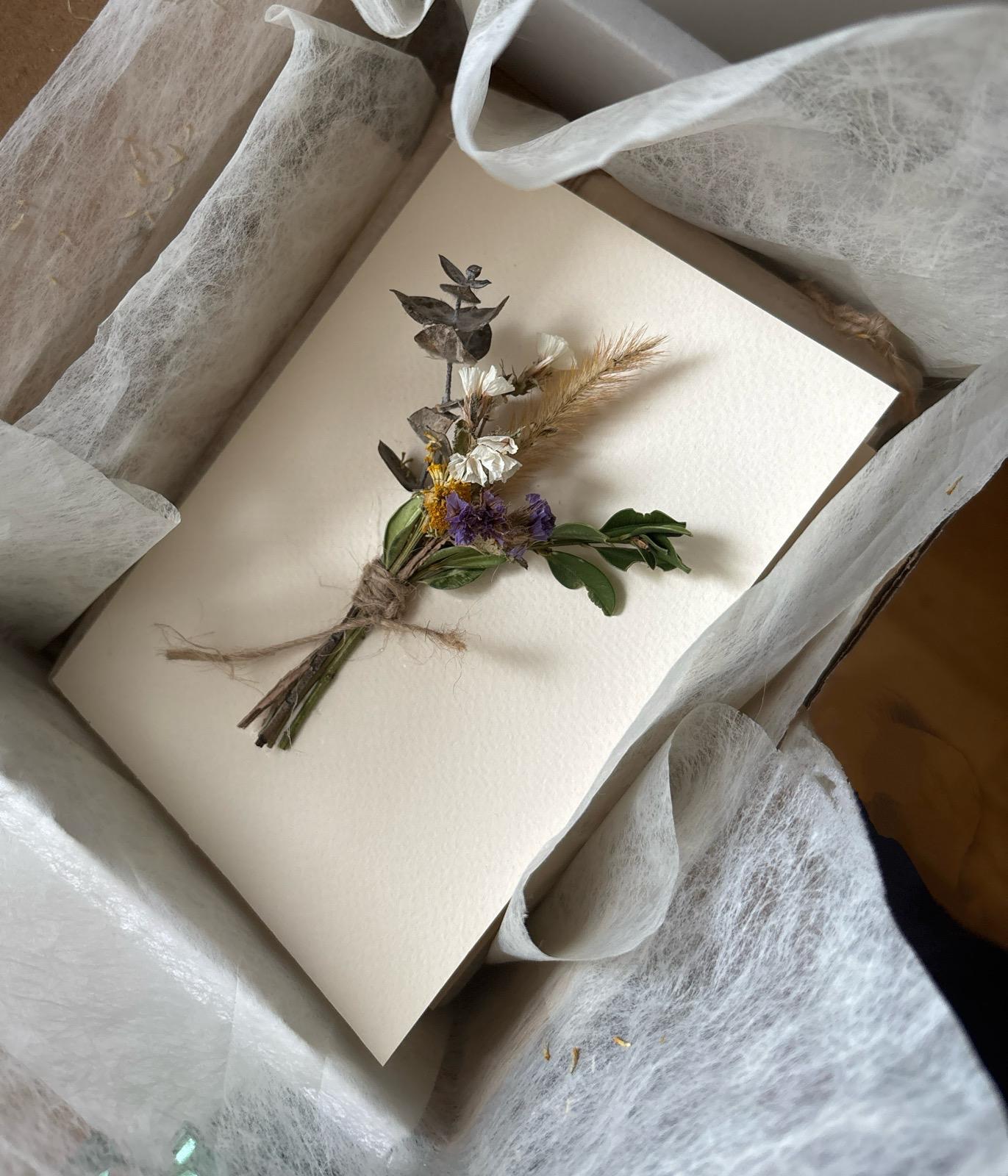 Compoziție florală cu plante presate pe carton texturat