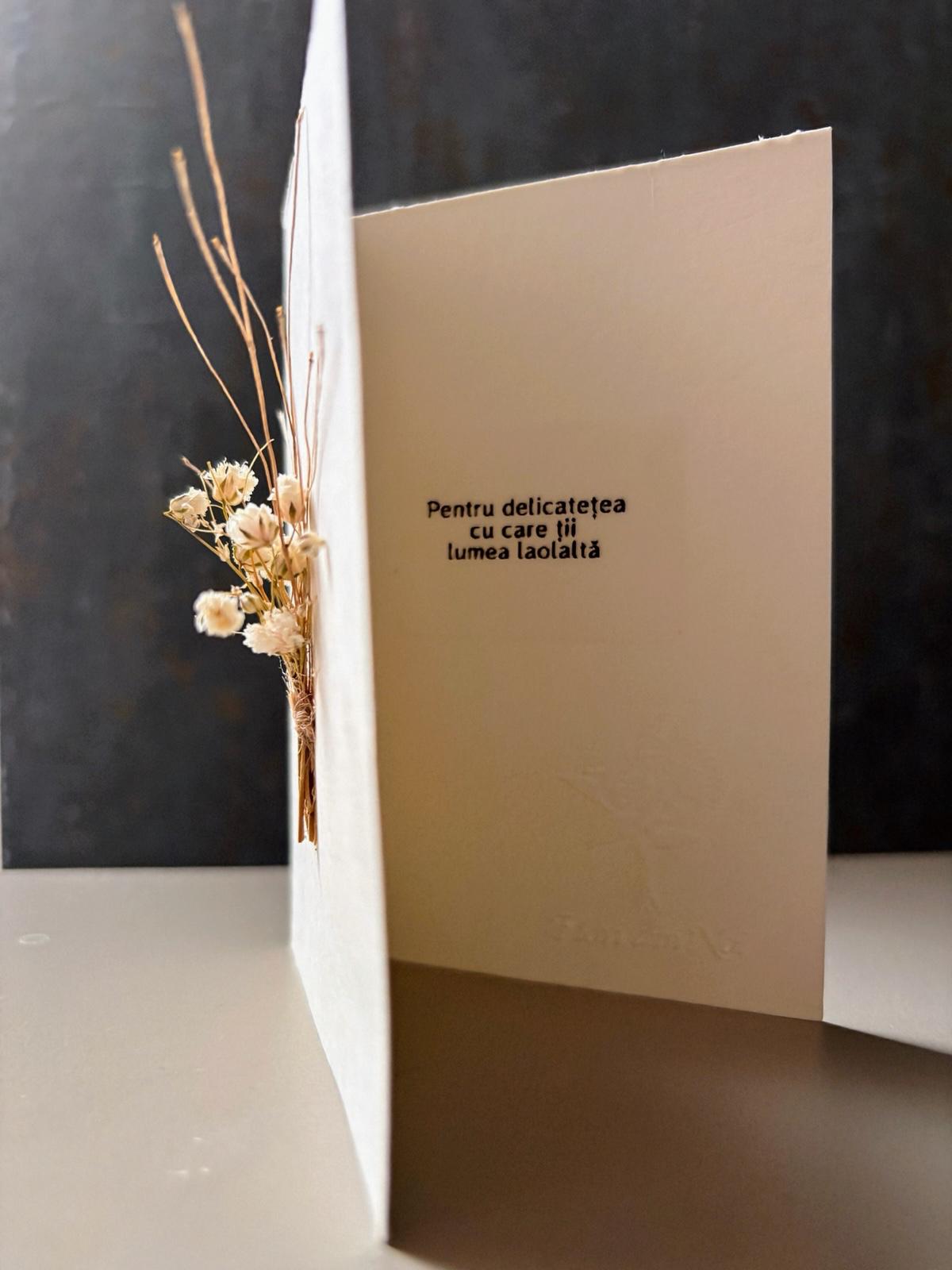 Interior felicitare cu mesaj poetic și flori naturale uscate