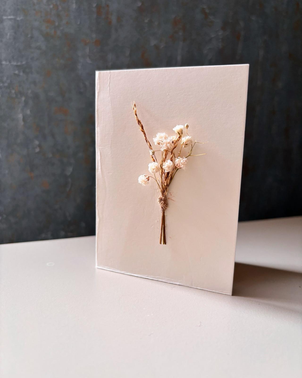 Felicitare handmade cu flori delicate albe și design minimalist