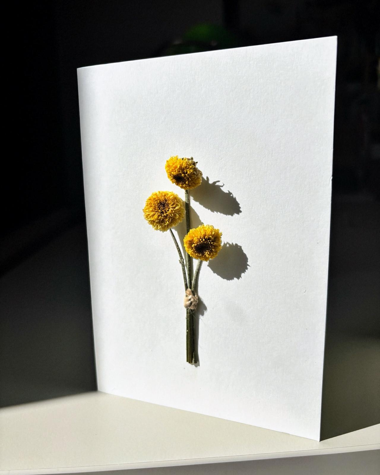 Felicitare cu flori naturale galbene și compoziție florală delicată