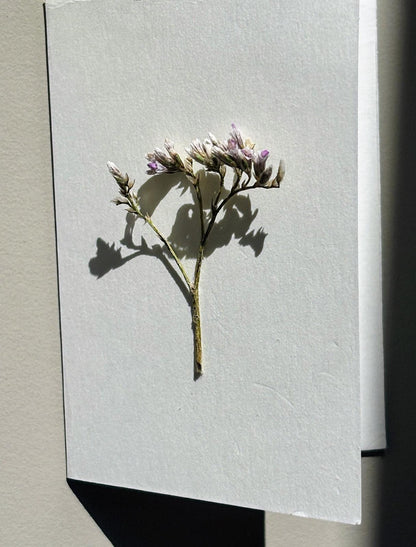 Felicitare minimalistă cu mic buchet de flori presate naturale