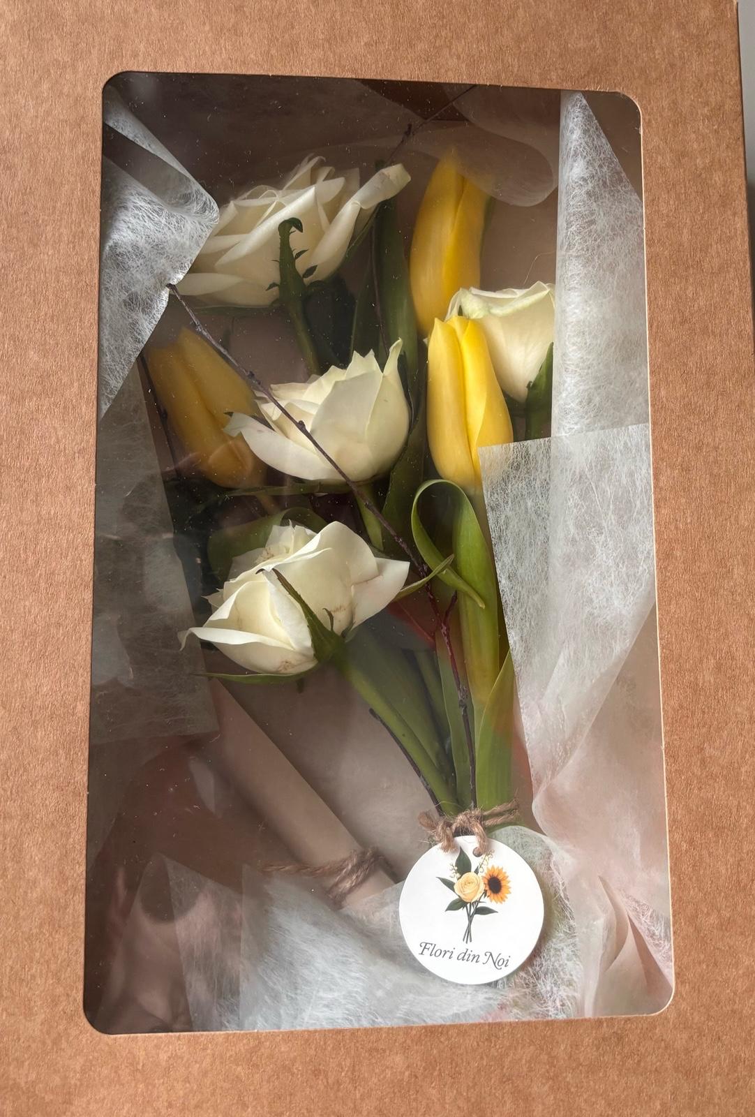 Flori proaspete așezate în cutie cu fereastră transparentă