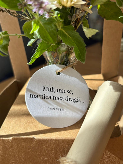 Detaliu Buchet Poem cu mesaj pentru mamă și flori naturale în suport kraft