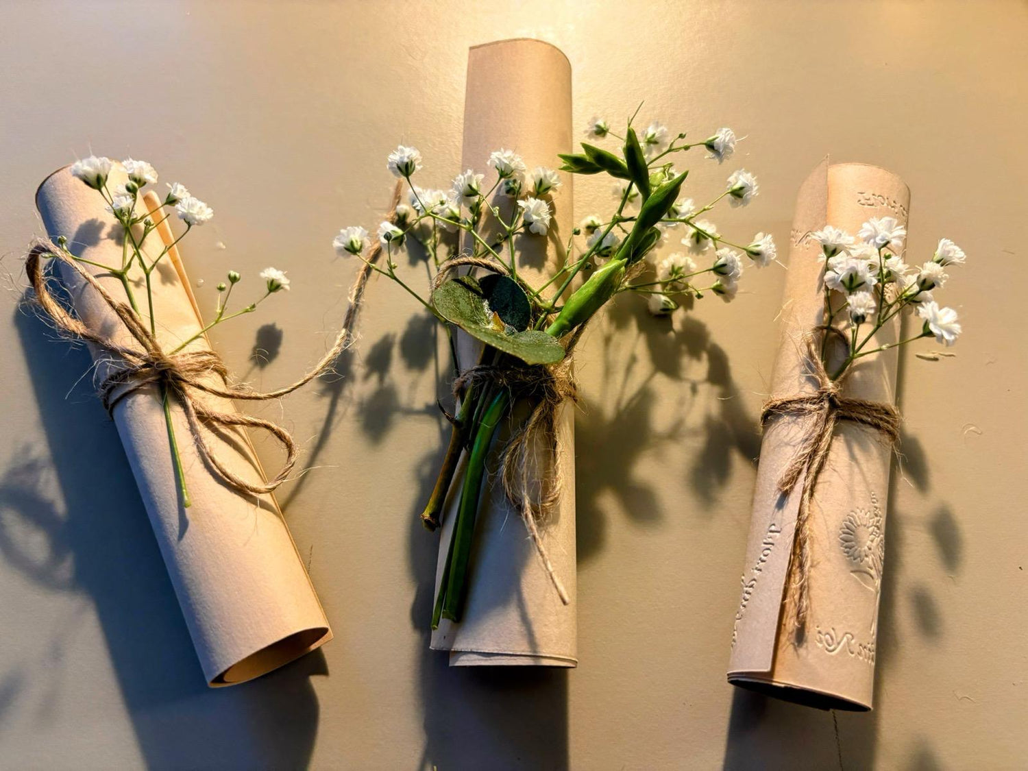 Mesaje poetice rulate pentru Buchet Poem Flori din Noi cu flori delicate și hârtie craft