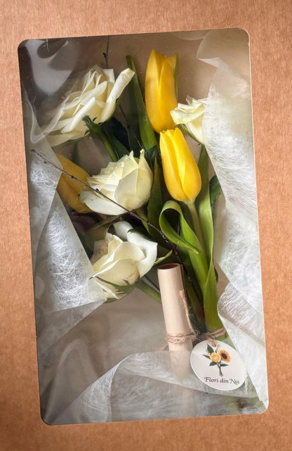 Buchet cu lalele galbene și trandafiri crem în cutie elegantă