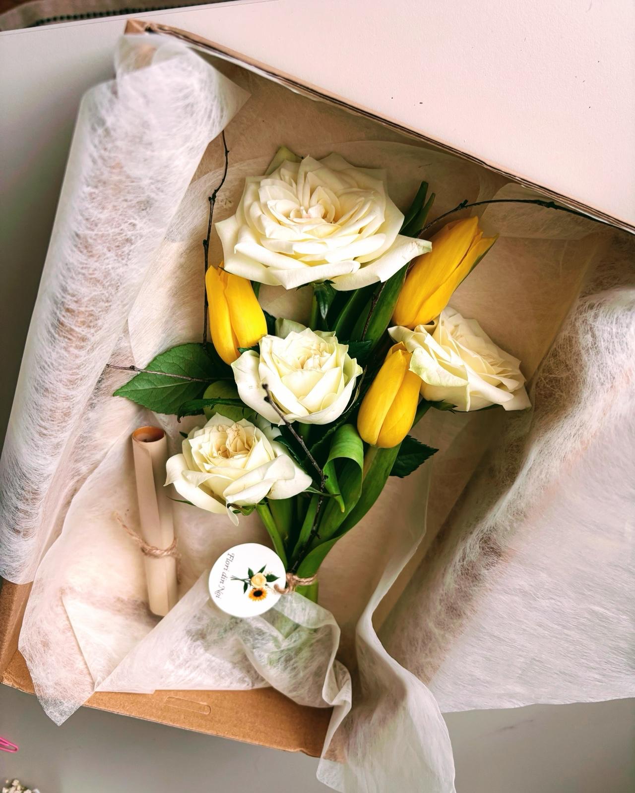 flori proaspete asezate in cutie kraft cu mesaj personalizat Flori din Noi