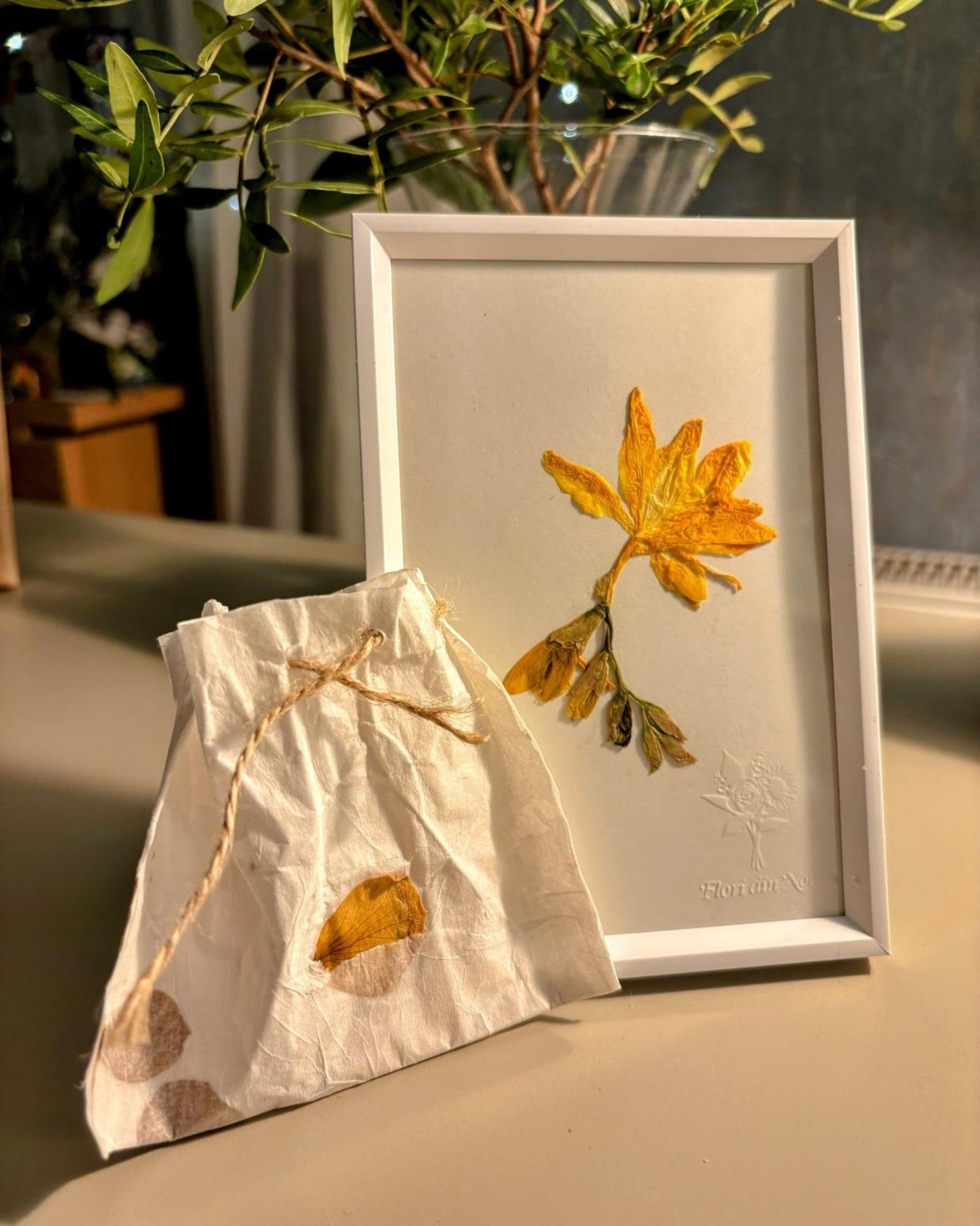 tablou cu flori presate naturale si mesaj poetic Flori din Noi