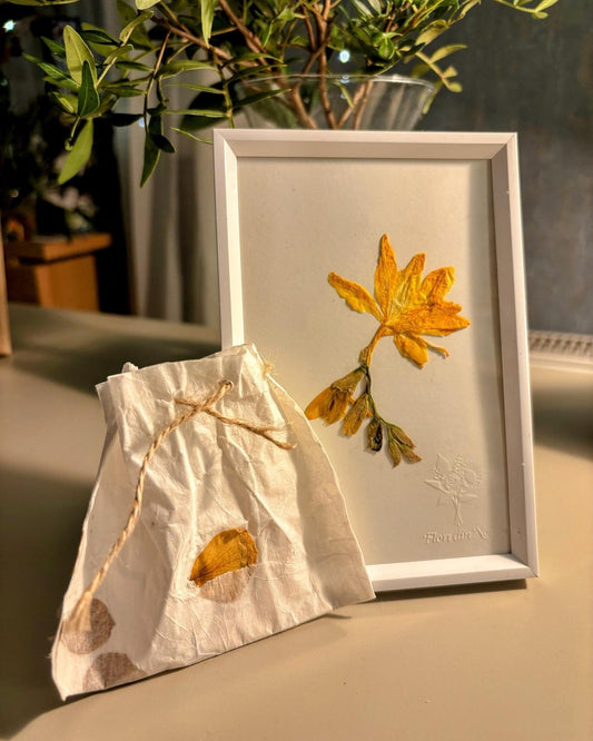 Ramă cu floare presată și săculeț din hârtie texturată