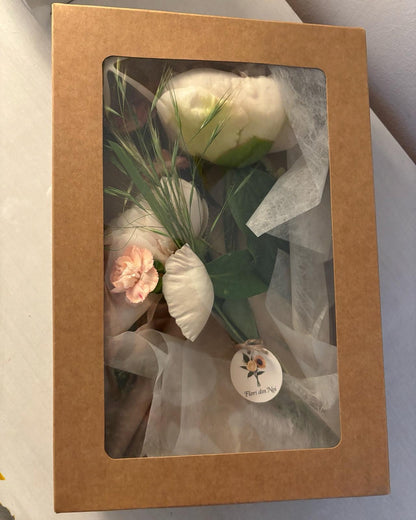 Cutie cadou kraft închisă cu fereastră transparentă, buchet de bujori vizibil înăuntru, cadou floral gata de livrat Flori din Noi