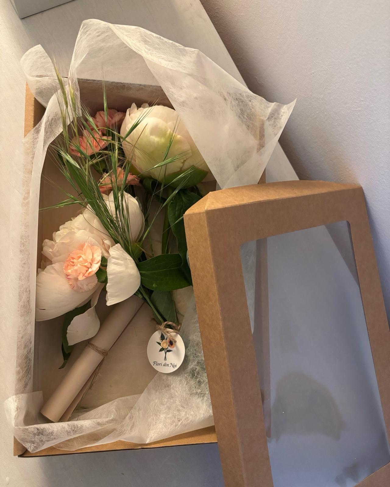 Cutie cadou kraft deschisă cu buchet de bujori și etichetă Flori din Noi, ambalaj cadou floral București