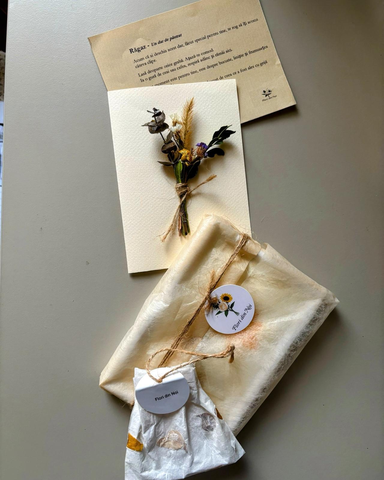 Cadou poetic cu flori presate, mesaj și ambalaj natural